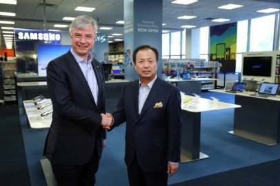 Samsung CEO and President of IT and Mobile Business JK Shin and Best Buy CEO Hubert Joly celebrate the opening of the Samsung Experience Shop