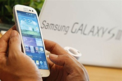 A man tries Samsung Electronics' new Galaxy S III