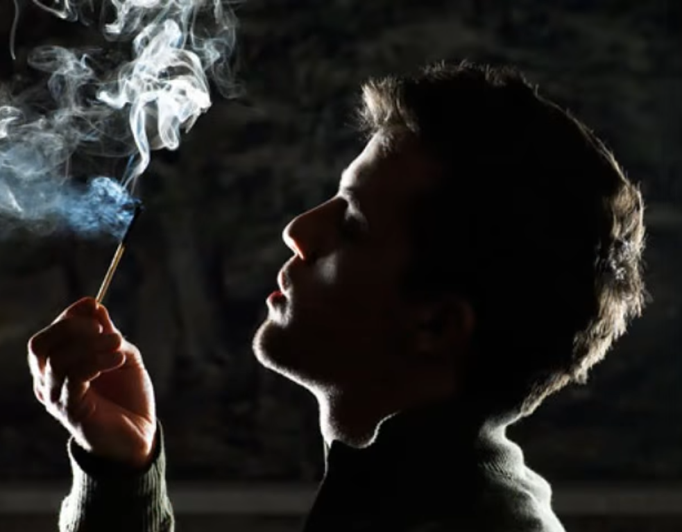 Дымом печали. Мужчина курит. Курящий парень. Человек с сигаретой. Парень курит сигарету.