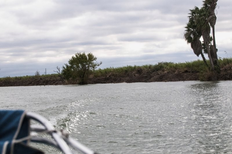 a local judge in South Texas has ordered not to build the private wall in a river in Rio Grande that separates U.S. and Mexico.