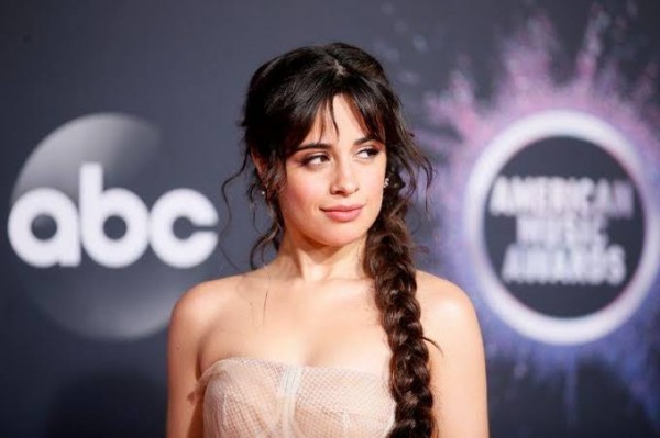 Fans went wild over this footage showing stars Camila Cabello and Shawn Mendes getting cozy in a restaurant in Toronto, Canada.