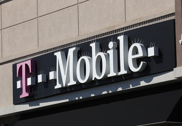 t-mobile-plans-to-give-free-internet-to-10-million-students-latin