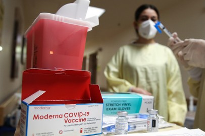 Moderna COVID-19 Vaccine Data for Young Children Unavailable Until 2022, CEO Says