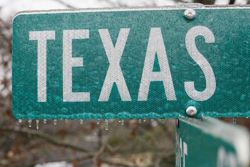 130 Vehicle Pile-Up Kills 6 People on Icy Texas Interstate 