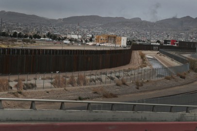 Smugglers Drop Mom, 2 Kids From Atop 30-Foot Border Wall by Rope: Border Patrol