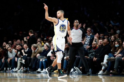 Stephen Curry Gets Loud 'MVP' Chants in Kevin Durant’s Home After Pouring in 37 as Warriors Beat Brooklyn Nets