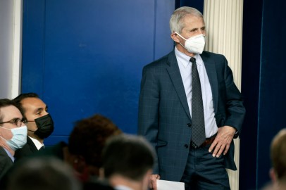 Anthony Fauci Says Taking Face Masks off on Airplanes Should Not Be Considered After Airline CEOs Say Masks 'Don't Add Much' Protection on Flights