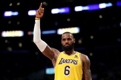 LeBron James, LA Lakers Earn Highest Merchandise Sales in 1st Half of NBA Season Despite Sucking