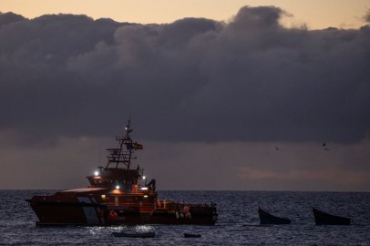 Search and Rescue Boat looks for Migrants