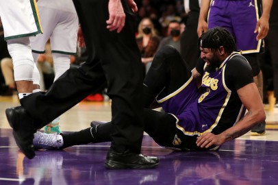 Anthony Davis Leaves Los Angeles Lakers Game vs. Utah Jazz Early: Here's Why