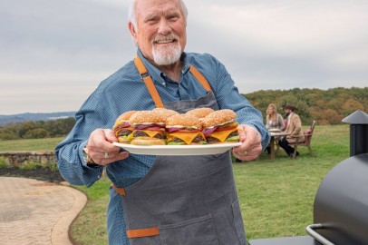 Terry Bradshaw Fires up the Grill for National Burger Month With Bradshaw Ranch Thick N Juicy Burgers