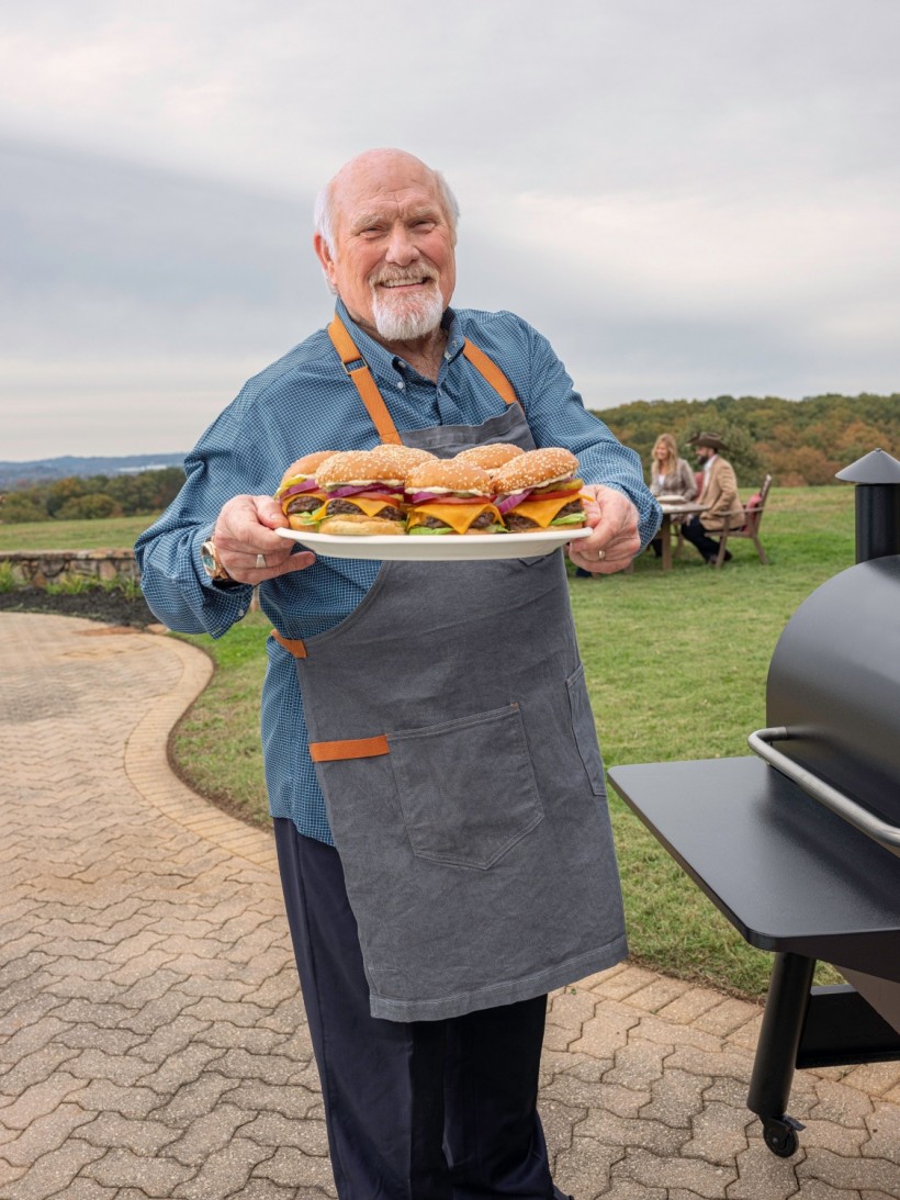 Terry Bradshaw holds platter of Thick N Juicy Burgers