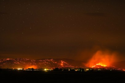 Oregon's Big Swamp Fire Kills a Firefighter While Battling the Blaze