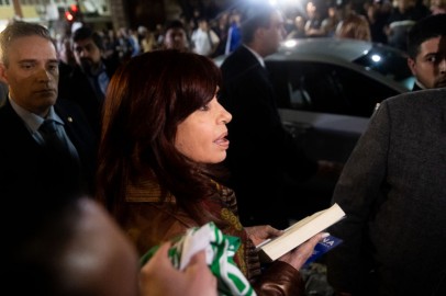 Argentina VP Cristina Fernandez De Kirchner Evades Death After Gunman's Weapon Jammed During Assassination Attempt