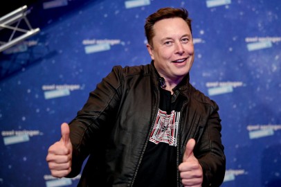 Elon Musk-Twitter Deal Gets Shocking Twist: Tesla CEO Will Push Through Sale on 1 Condition  