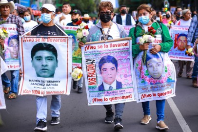 Mexico Withdraws Arrest Warrants for Ayotzinapa Case; Independent Experts Slam Decision