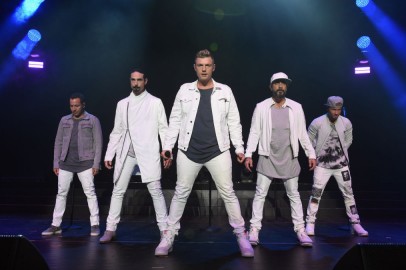 Aaron Carter Death: Nick Carter Breaks Down Crying on Stage During Emotional Tribute to His Brother at Backstreet Boys Concert