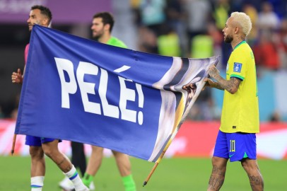 Neymar Shares Tear-Jerking Tribute to Pelé After Brazil Legend Dies
