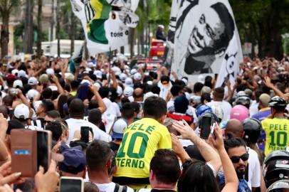 Brazil Celebrates Pele as Soccer Legend Buried in Santos