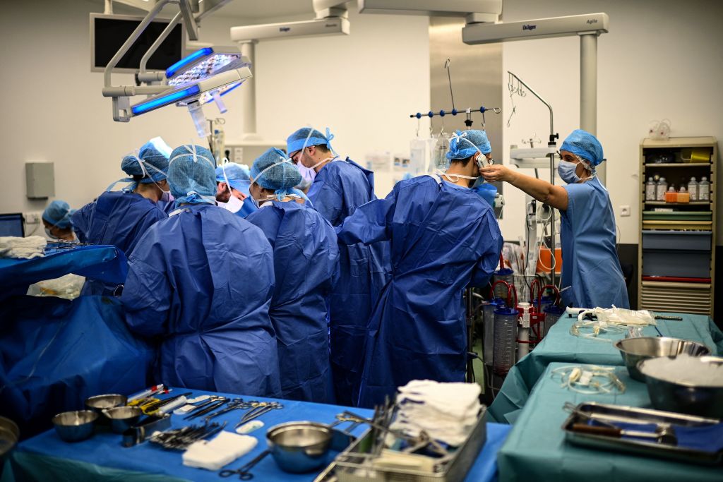 scissors-left-in-brazilian-politician-s-abdomen-after-surgery-to-remove