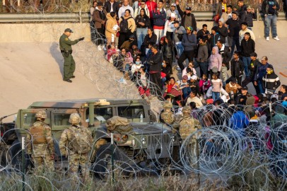  Mexico: Migrant Protest Forces El Paso Bridge to Briefly Close