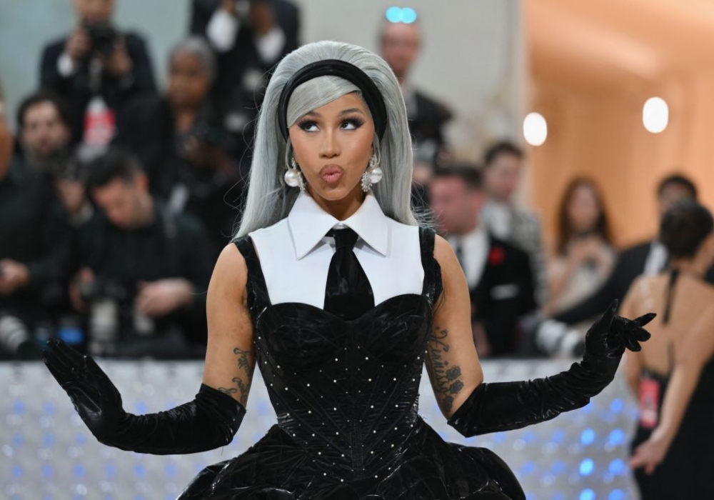 Las Vegas: Cardi B Goes Viral After Throwing Mic At Fan Who Splashed ...