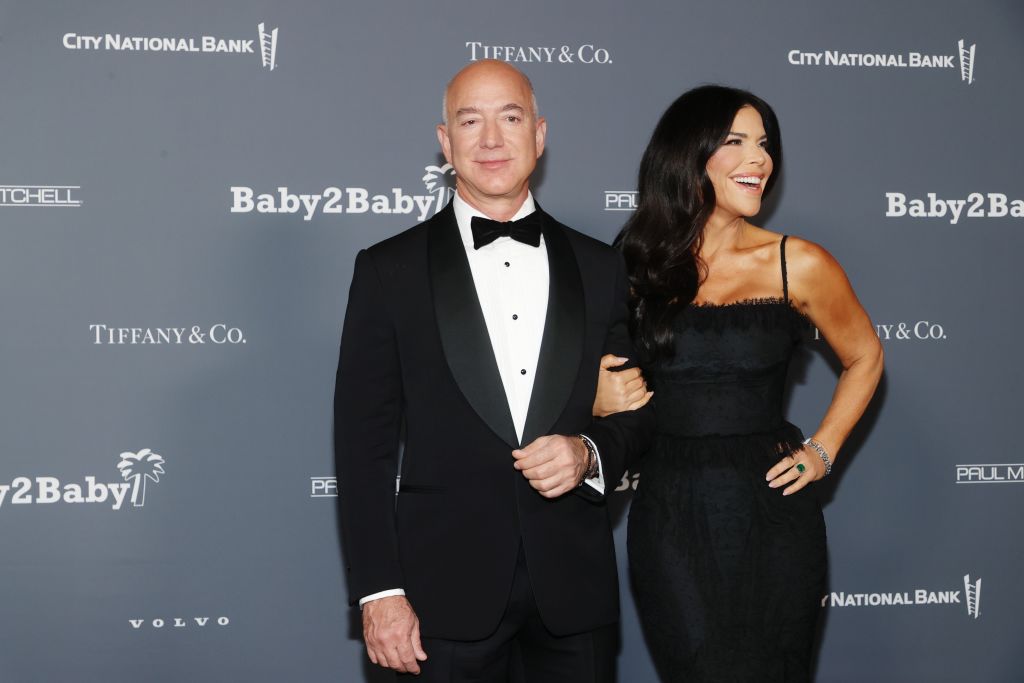 Jeff Bezos Fiance Lauren Sanchez Get Steamy In Capri Yacht Trip