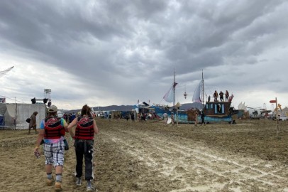 Nevada: Nevada: 'Burning Man' Flooding Leaves 1 Dead and 70,000 Stranded, Chris Rock and Diplo Rescued After 6-Mile Travel  