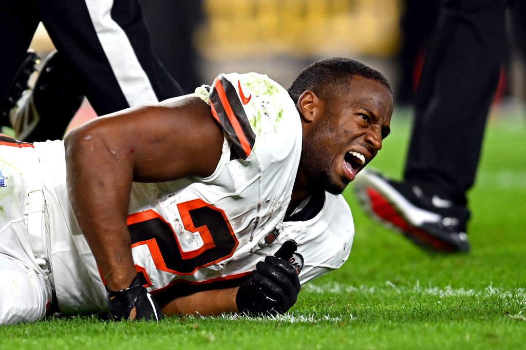 Cleveland Browns RB Nick Chubb carted off field after knee injury against  Steelers - CBS Pittsburgh