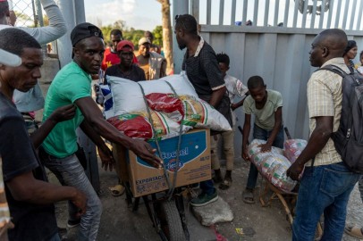 Dominican Republic Temporarily Opens Border for Goods, Not Haitians