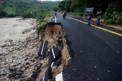  Hurricane Otis Slams Into Mexico, Causes Landslides as NHC Warns of 'Nightmare Scenario'