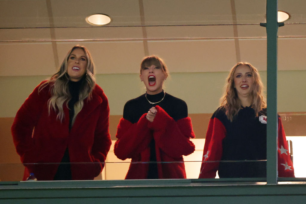 Taylor Swift At Lambeau Field To Cheer On Travis Kelce in Chiefs-Packers  Game