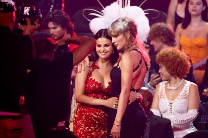 Selena Gomez, Taylor Swift Caught Gossiping About Kylie Jenner During Golden Globes?
