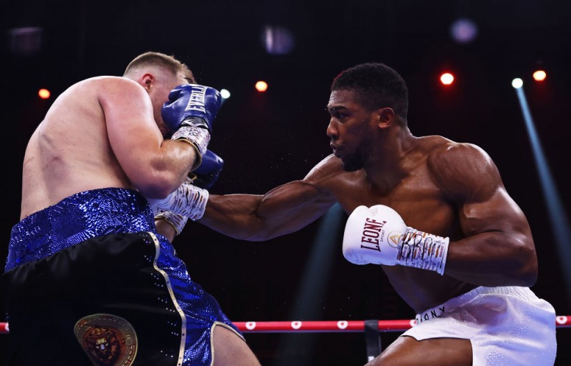Anthony Joshua lands a right hand to the body of opponent Otto Wallin at Saudi Arabia's Kingdom Arena on Dec. 23, 2023.