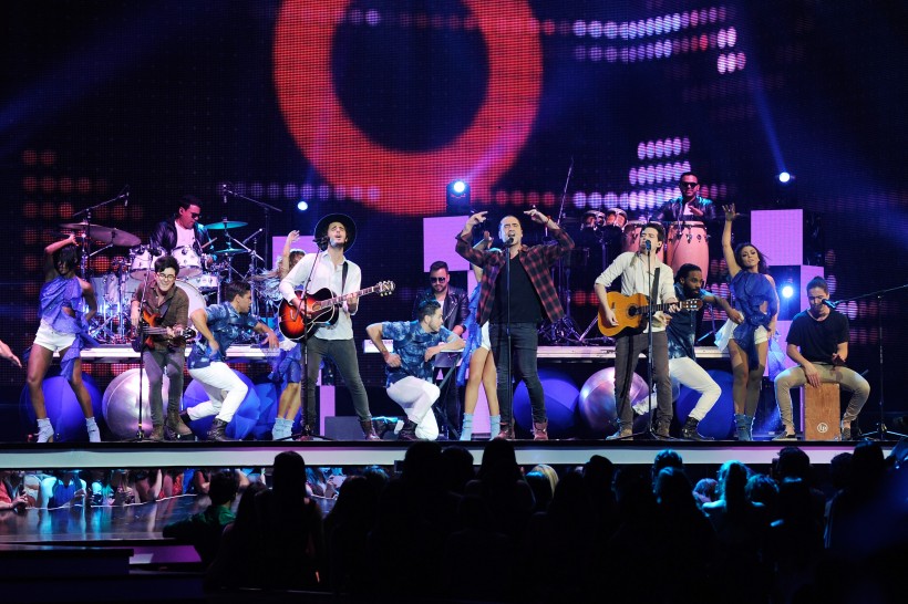 Morat performing live.