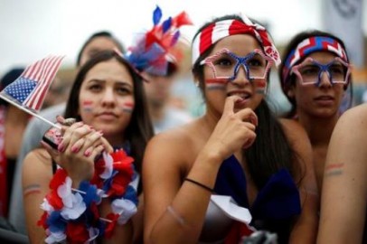  U.S. fans catch soccer fever, but team slumps to defeat 