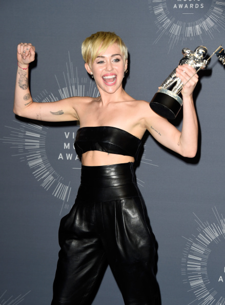 Miley Cyrus naked backstage at MTV VMA Awards for V 