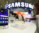 Visitors experience Samsung Galaxy S7 and S7 Edge devices during the Korea Electronics Grand Fair at an exhibition hall in Seoul on October 27, 2016