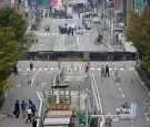  Giant sinkhole suddenly swallows  a five-lane street in Japan