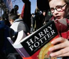 Harry Potter fans rush to read the opening lines of the new and final novel by author J.K. Rowling, 'Harry Potter and the Deathly Hallows' 