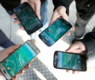 People play Pokemon Go on their smartphones as Pokemon Go craze hits Argentina on August 03, 2016 in Buenos Aires, Argentina.