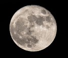 A supermoon rises above central London on December 14, 2016. The phenomenon happens when the moon is full at the same time as, or very near, perigee -- its closest point to Earth on an elliptical, monthly orbit. / AFP / Daniel LEAL-OLIVAS 