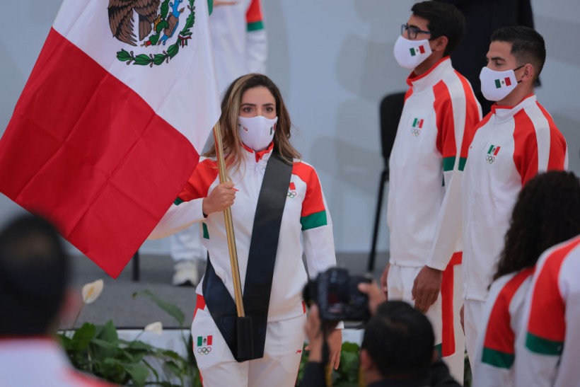 Mexican Golfer Gaby Lopez Carries Mexico’s Flag in Tokyo Olympics’ Opening Ceremony; Fabrizio Zanotti Raises Paraguay’s Flag