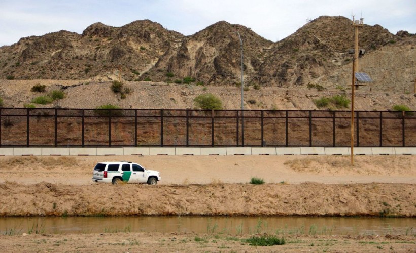 Corpse of Migrant With 'No Feet’ Found Hanging From Tree Near U.S.-Mexico Border 