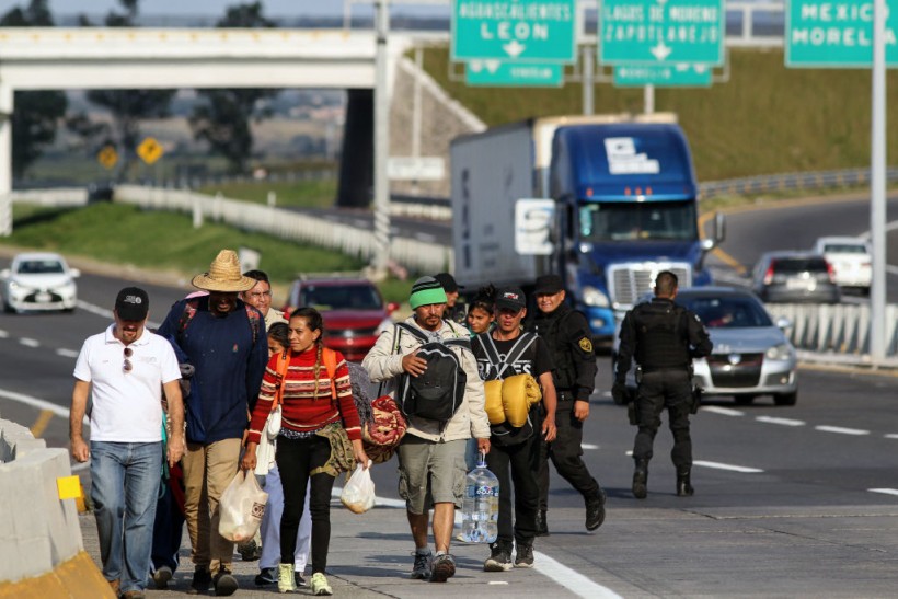 'Mother Caravan': New Caravan of Thousands of Migrants Continue to March Toward U.S.-Mexico Border, Texas Buckles Up