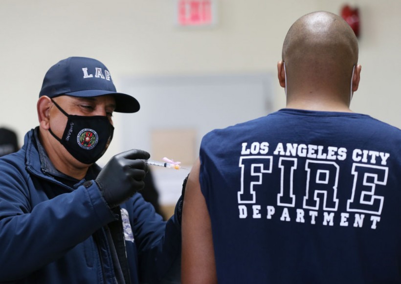 Los Angeles Firefighter Drops His Pants, Wipes Butt With Vaccine Mandate Letter in Protest of City's Vaccination Order