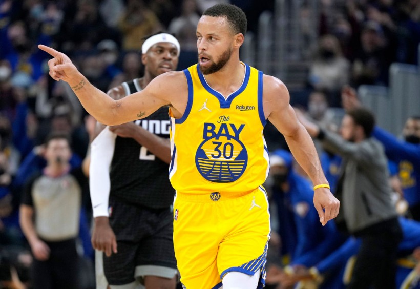 Golden State Warriors Fans Honor Stephen Curry's 3-Point Record With Standing Ovation