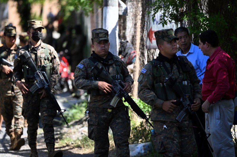 El Salvador: 10,000 Troops Surround Gang-Run Town as Nayib Bukele Intensifies Gang Crackdown
