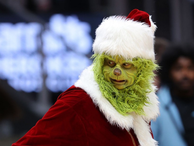 Florida Deputy Dresses up as Grinch, Hands out Onions to Speeding Drivers