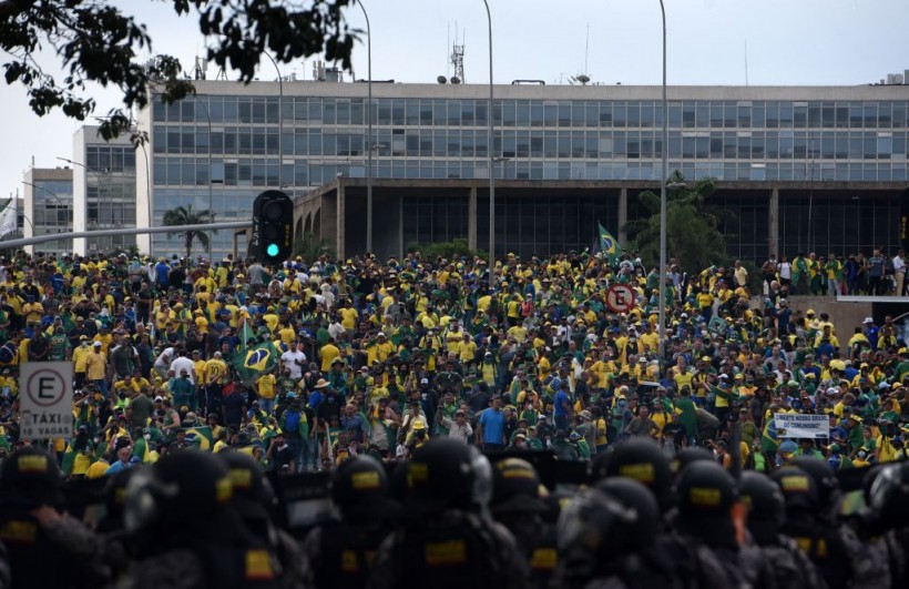 Brazil: Videos Show Jair Bolsonaro Fanatics Destroying Brazil Congress, Presidential Palace in Scary Protest